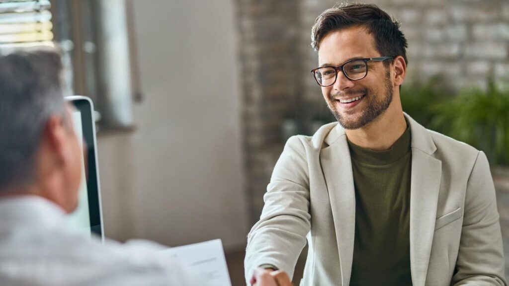 Man ontvangt persoonlijk maatwerkadvies tijdens een professioneel gesprek
